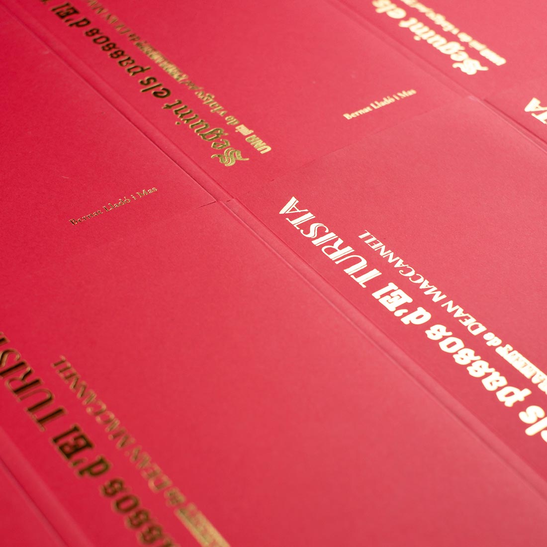 Portada de llibre en vermell y tipografia daurada